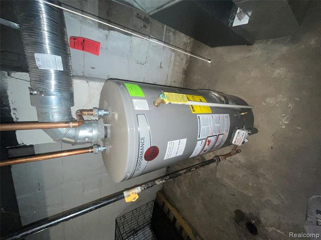 8647 Chalmers Avenue, Warren, MI 48089