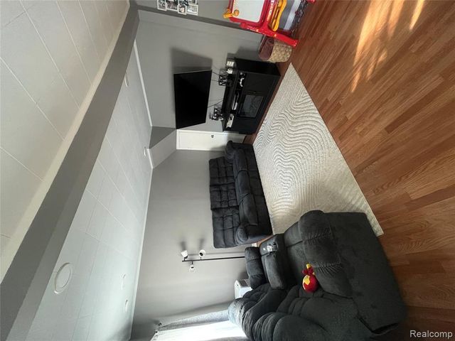 8647 Chalmers Avenue, Warren, MI 48089