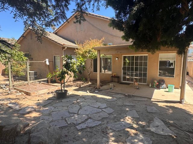 2616 E Omaha Avenue, Fresno, CA 93720