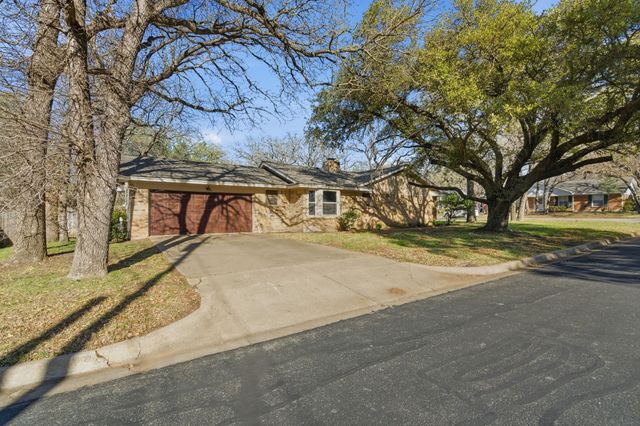 1760 Acorn Lane, Hurst, TX 76054