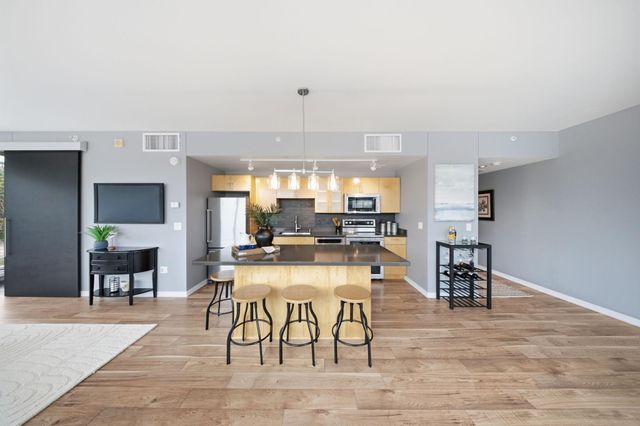 8151 33rd Avenue S 201, Bloomington, MN 55425