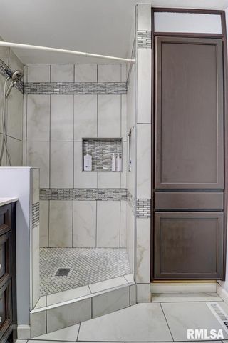 2410 BARKER Street, Clinton, IA 52732