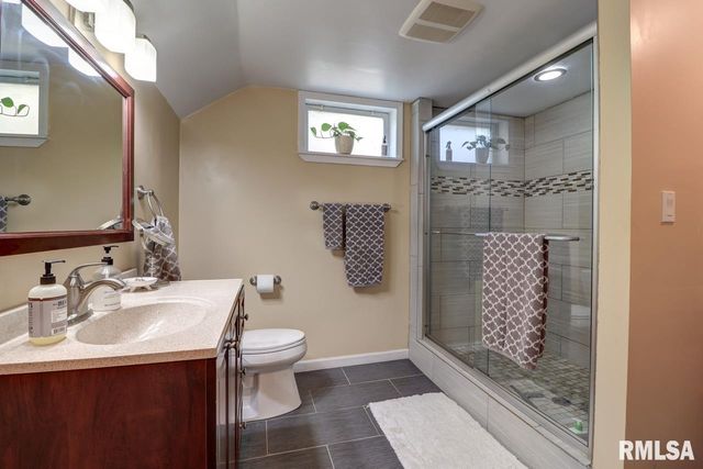 2410 BARKER Street, Clinton, IA 52732