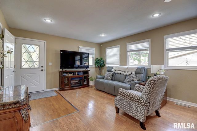 2410 BARKER Street, Clinton, IA 52732