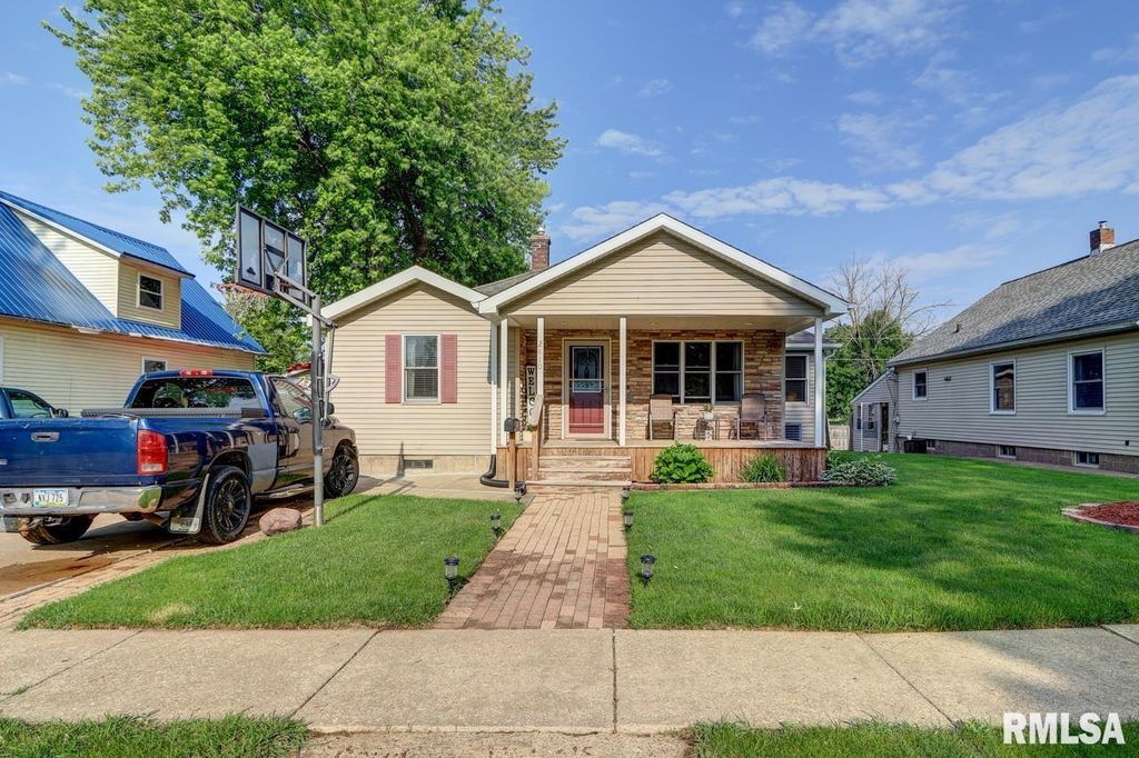 2410 BARKER Street, Clinton, IA 52732