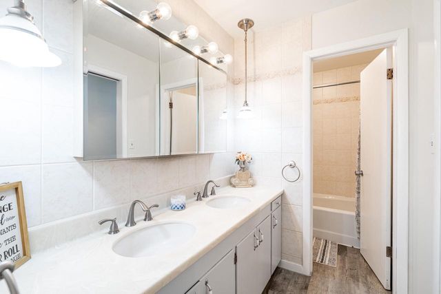 2434 S 118th STREET, West Allis, WI 53227