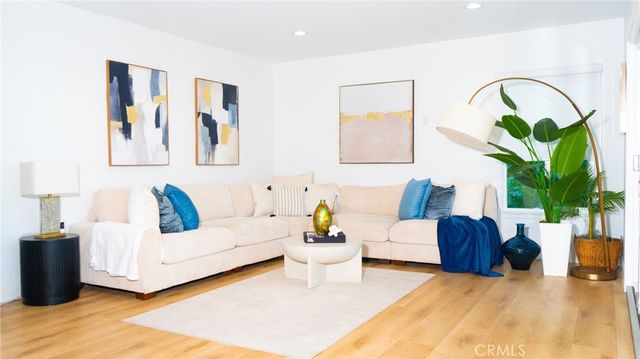 1923 Hollyvista, Los Angeles, CA 90027