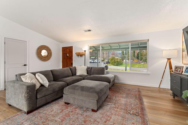 1949 Haviland Drive, Grants Pass, OR 97527