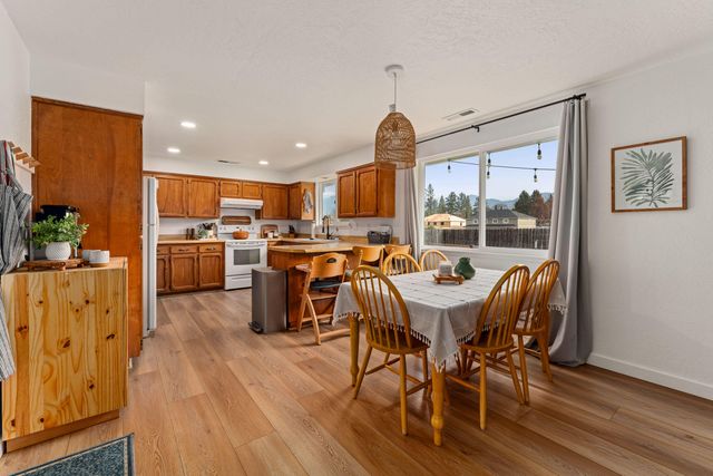 1949 Haviland Drive, Grants Pass, OR 97527