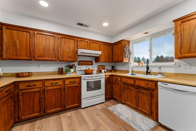 1949 Haviland Drive, Grants Pass, OR 97527