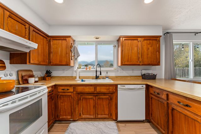 1949 Haviland Drive, Grants Pass, OR 97527