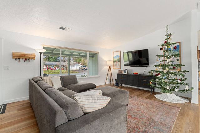 1949 Haviland Drive, Grants Pass, OR 97527