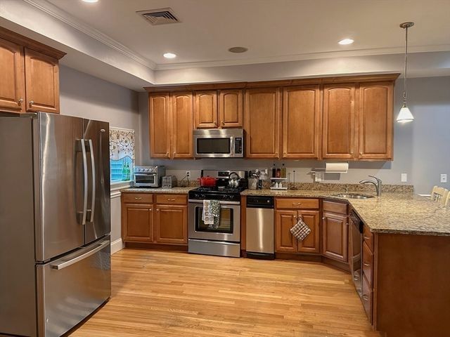 527 E 6th 1, Boston, MA 02127