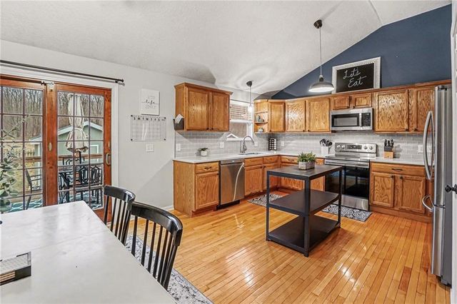 2204 Meadow Trail, St Joseph, MO 64503