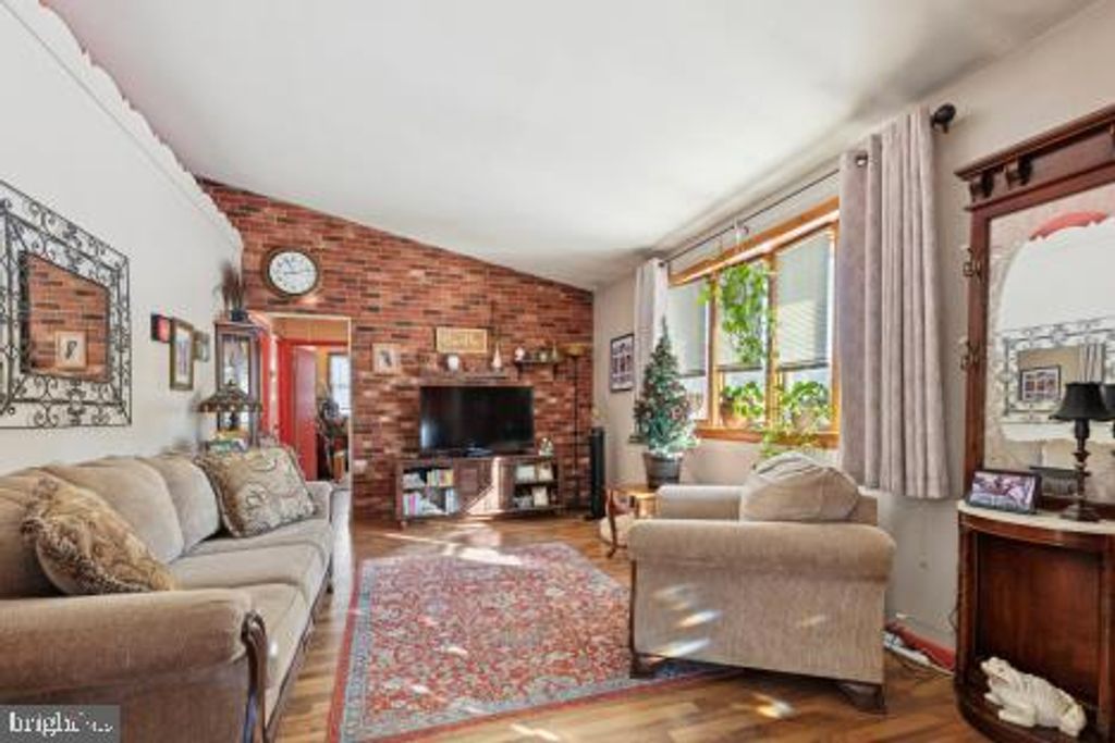 Image 3 of property listing at 192 GREENE RD, Warminster, PA 18974