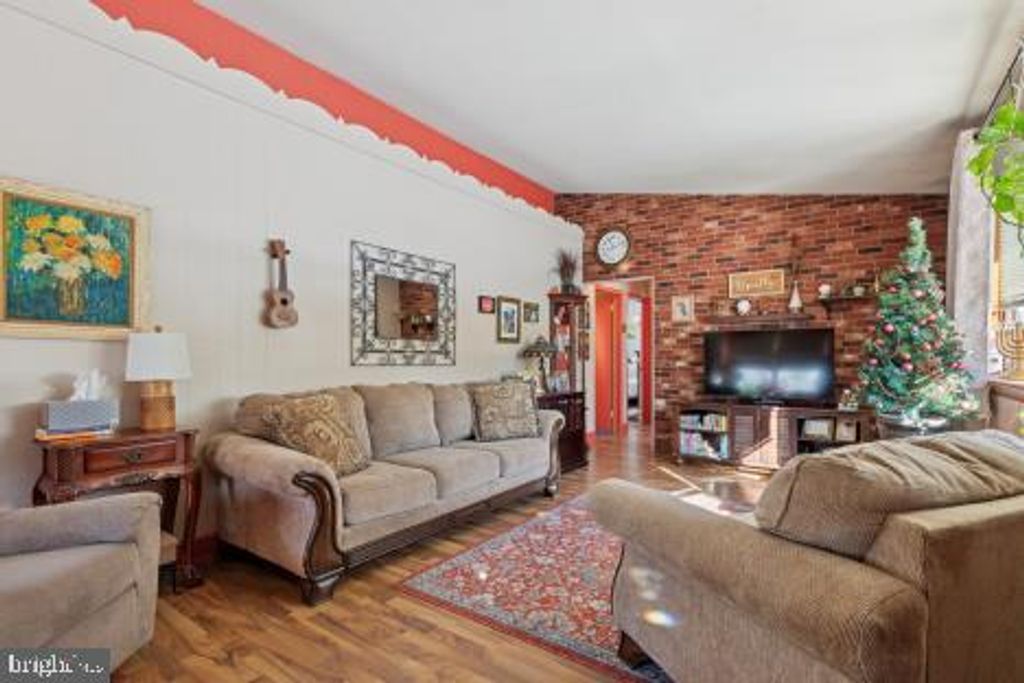 Image 4 of property listing at 192 GREENE RD, Warminster, PA 18974