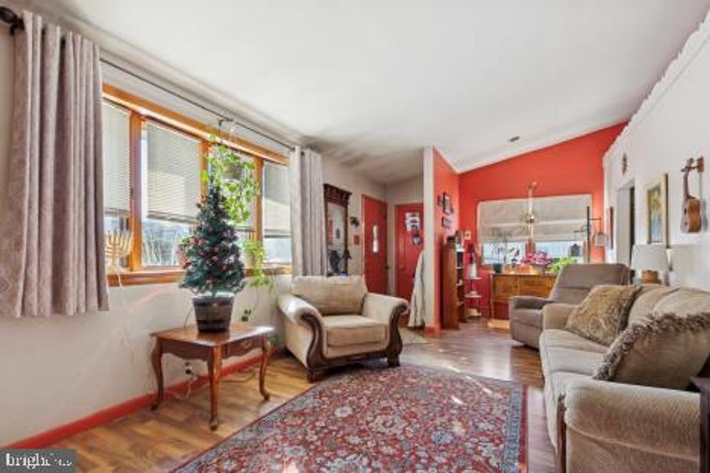 Image 5 of property listing at 192 GREENE RD, Warminster, PA 18974