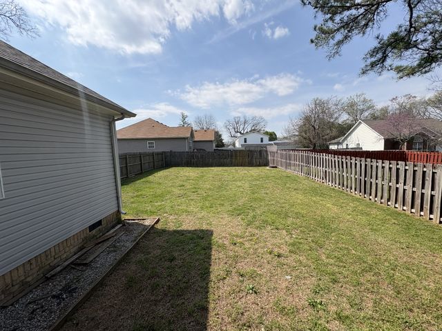 135 Iris Dr, Hendersonville, TN 37075