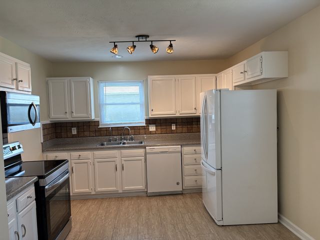 135 Iris Dr, Hendersonville, TN 37075