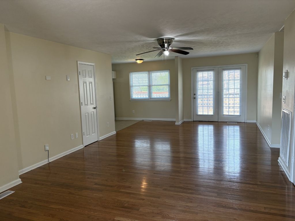 135 Iris Dr, Hendersonville, TN 37075