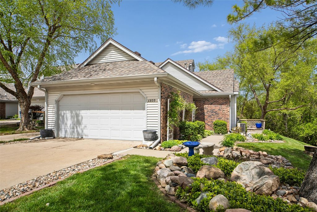 6809 Sharon Drive, Urbandale, IA 50322