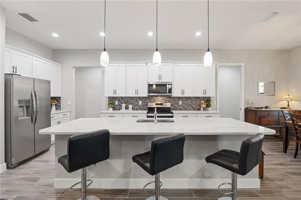 Image 3 of property listing at 1110 NE 7th PL, Cape Coral, FL 33909