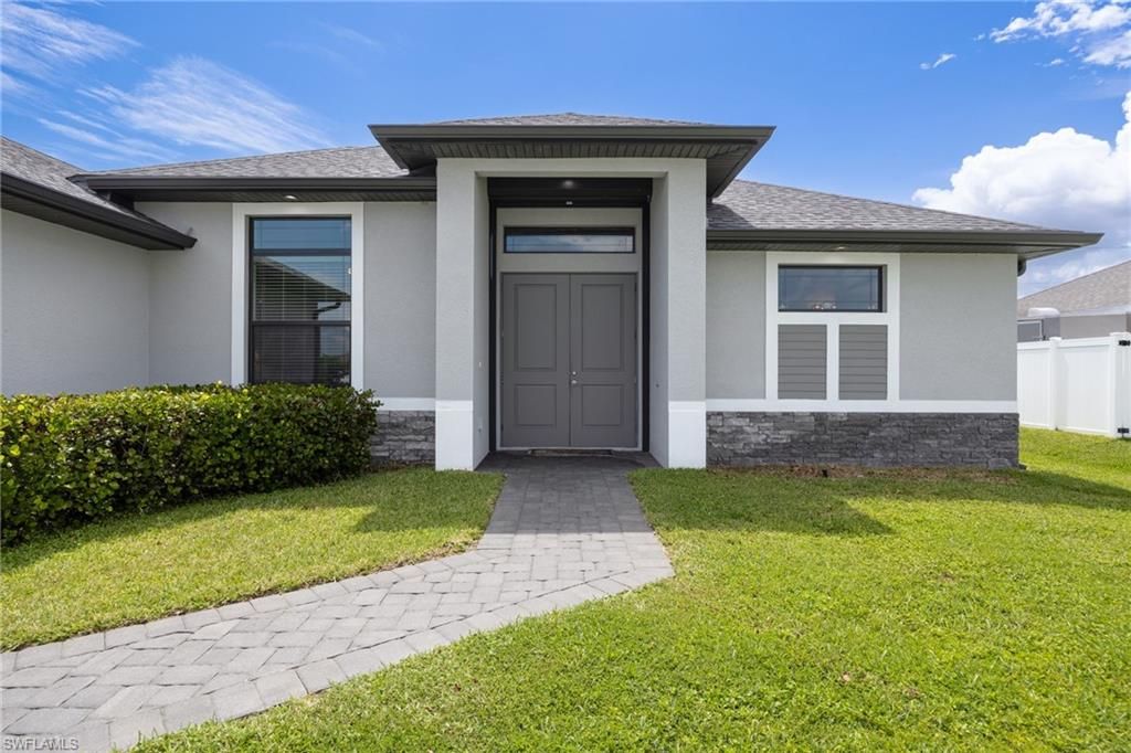 Image 4 of property listing at 1110 NE 7th PL, Cape Coral, FL 33909