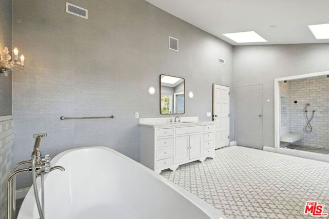 1675 Woods Drive, Los Angeles, CA 90069