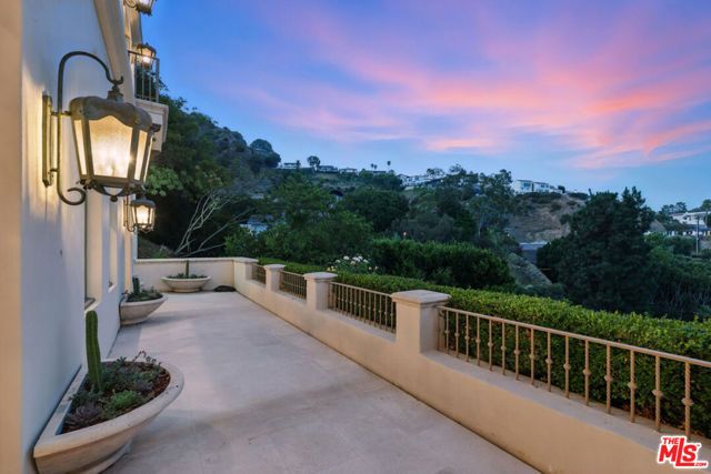 1675 Woods Drive, Los Angeles, CA 90069