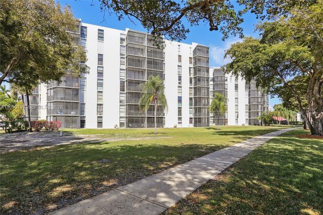 3101 N Country Club Dr 102, Aventura, FL 33180
