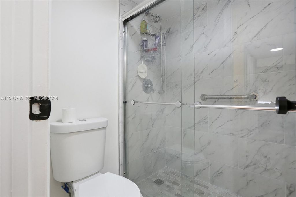 Image 11 of property listing at 3101 N Country Club Dr 102, Aventura, FL 33180