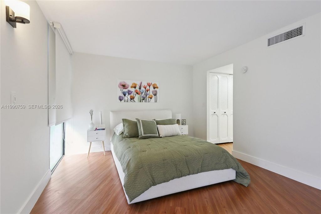 Image 13 of property listing at 3101 N Country Club Dr 102, Aventura, FL 33180