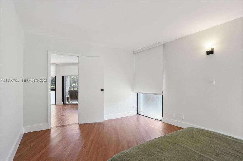 Image 14 of property listing at 3101 N Country Club Dr 102, Aventura, FL 33180