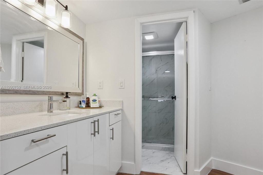 Image 16 of property listing at 3101 N Country Club Dr 102, Aventura, FL 33180