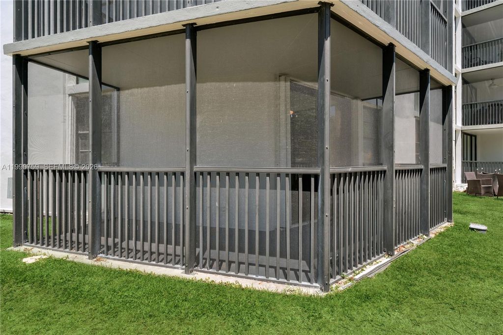 Image 19 of property listing at 3101 N Country Club Dr 102, Aventura, FL 33180