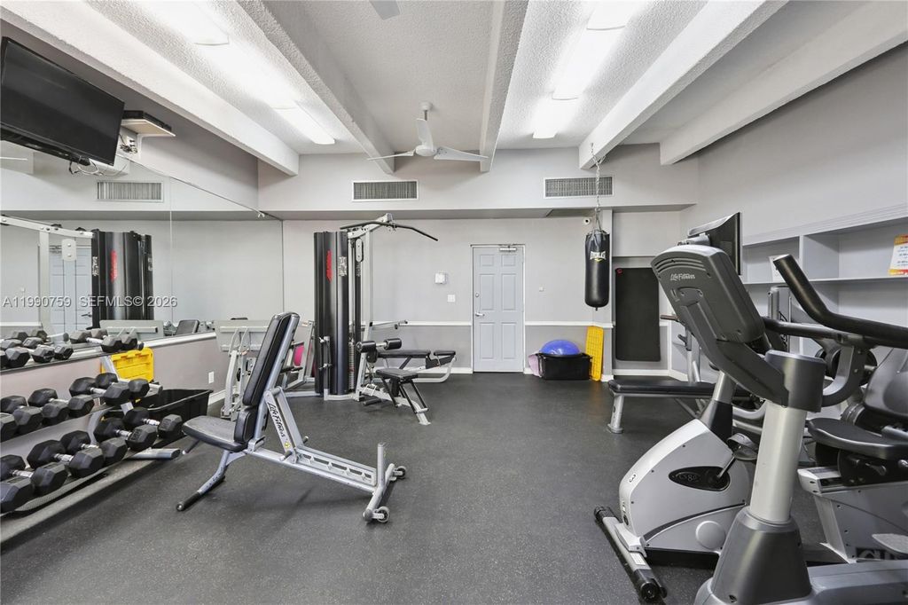 Image 22 of property listing at 3101 N Country Club Dr 102, Aventura, FL 33180