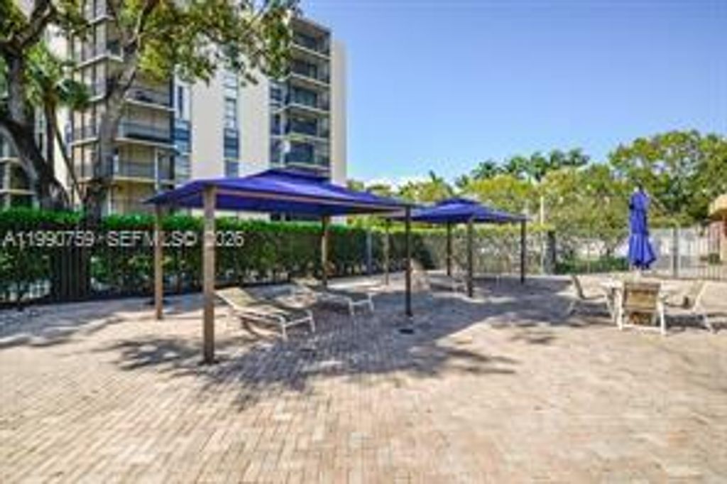 Image 25 of property listing at 3101 N Country Club Dr 102, Aventura, FL 33180