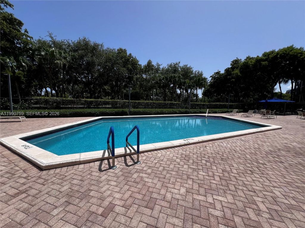 Image 26 of property listing at 3101 N Country Club Dr 102, Aventura, FL 33180