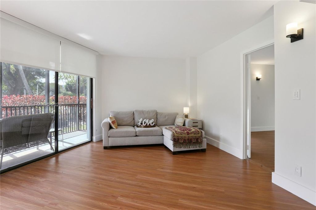 Image 3 of property listing at 3101 N Country Club Dr 102, Aventura, FL 33180