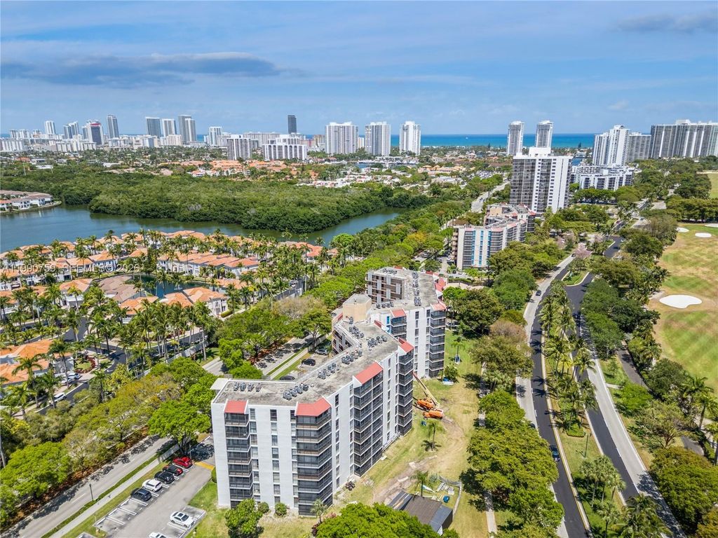 Image 30 of property listing at 3101 N Country Club Dr 102, Aventura, FL 33180