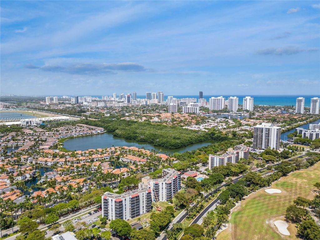 Image 31 of property listing at 3101 N Country Club Dr 102, Aventura, FL 33180