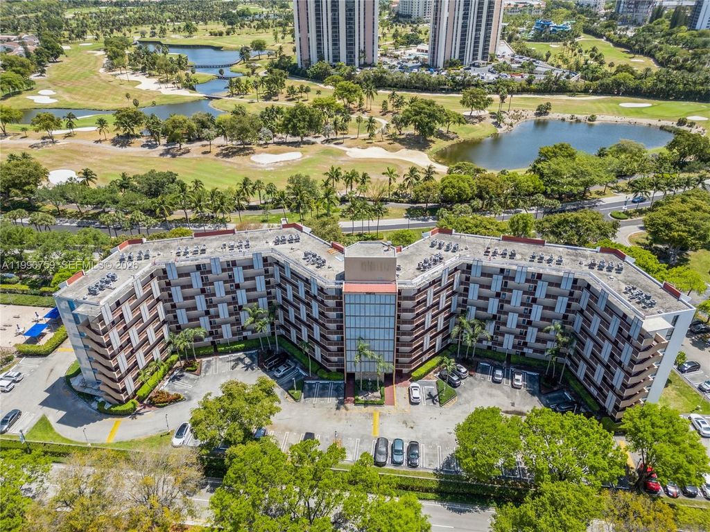 Image 32 of property listing at 3101 N Country Club Dr 102, Aventura, FL 33180