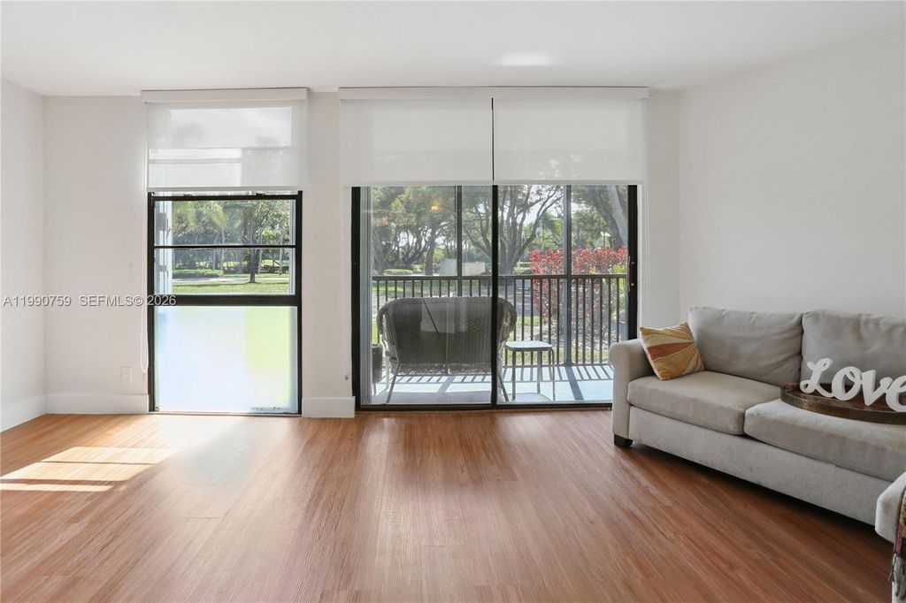 Image 4 of property listing at 3101 N Country Club Dr 102, Aventura, FL 33180