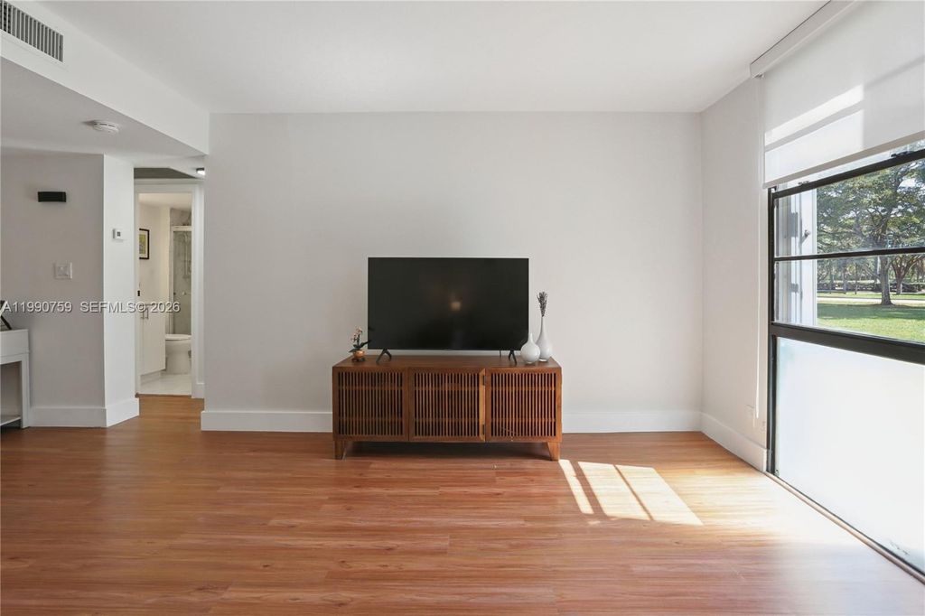 Image 5 of property listing at 3101 N Country Club Dr 102, Aventura, FL 33180