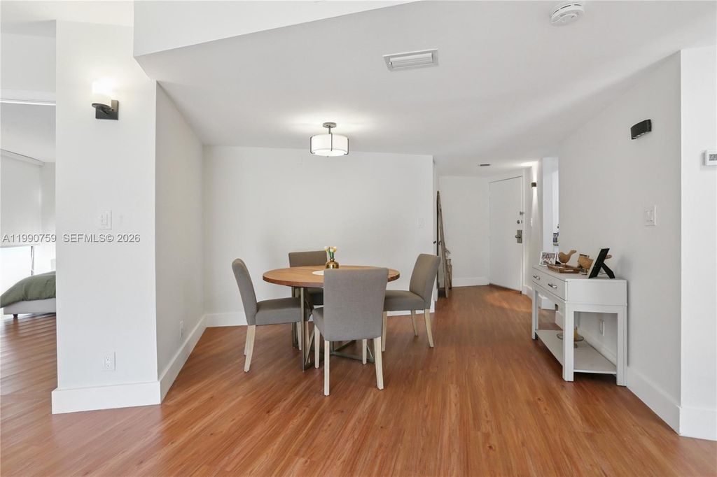 Image 6 of property listing at 3101 N Country Club Dr 102, Aventura, FL 33180