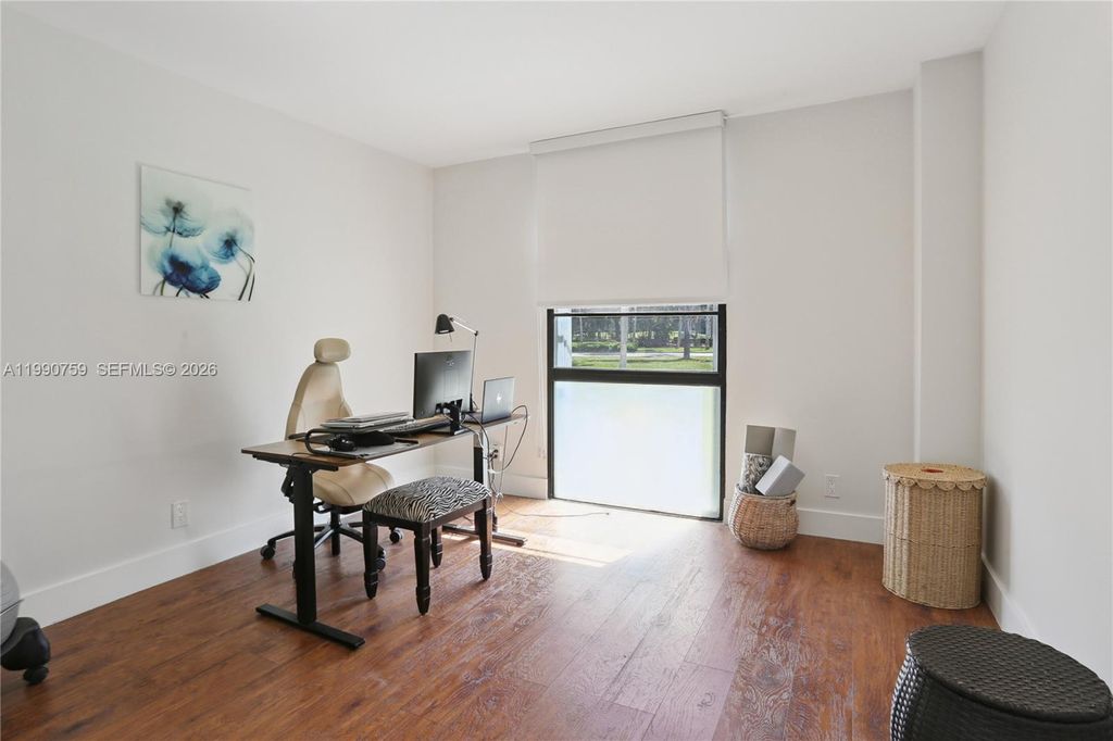 Image 7 of property listing at 3101 N Country Club Dr 102, Aventura, FL 33180