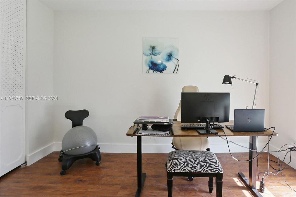 Image 8 of property listing at 3101 N Country Club Dr 102, Aventura, FL 33180