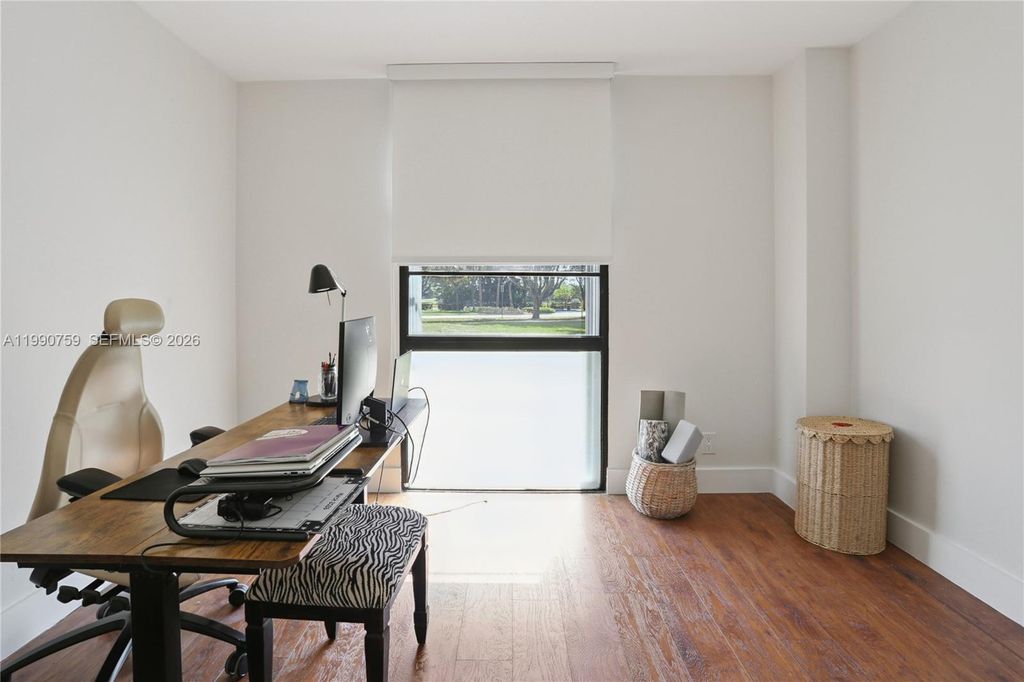 Image 9 of property listing at 3101 N Country Club Dr 102, Aventura, FL 33180