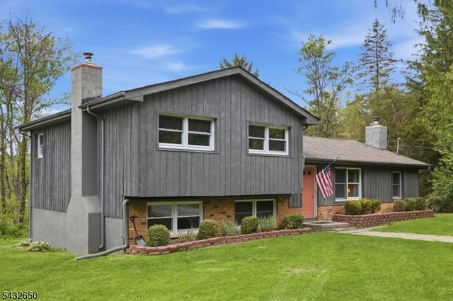 3 Lew May Dr, Andover Twp., NJ 07860
