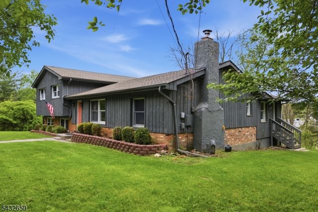 3 Lew May Dr, Andover Twp., NJ 07860
